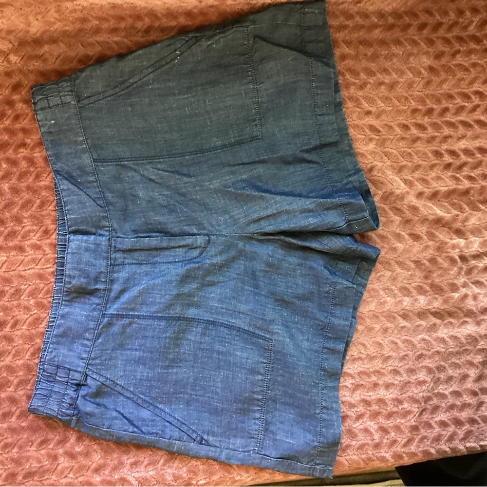 Ann Taylor Denim Colored Shorts. NWT. Size 6.